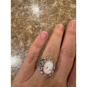 Woman’s vintage style cameo ring size 6